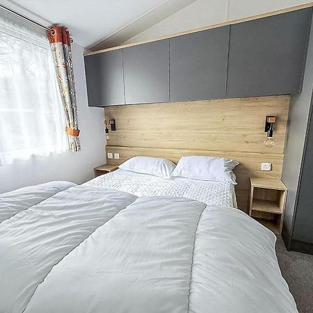 Beautiful Caravan With Decking At Azure Seas In Suffolk, Sleeps 6 Ref 32004Az Lowestoft Buitenkant foto