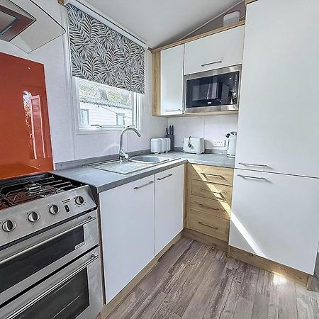 Beautiful Caravan With Decking At Azure Seas In Suffolk, Sleeps 6 Ref 32004Az Lowestoft Buitenkant foto