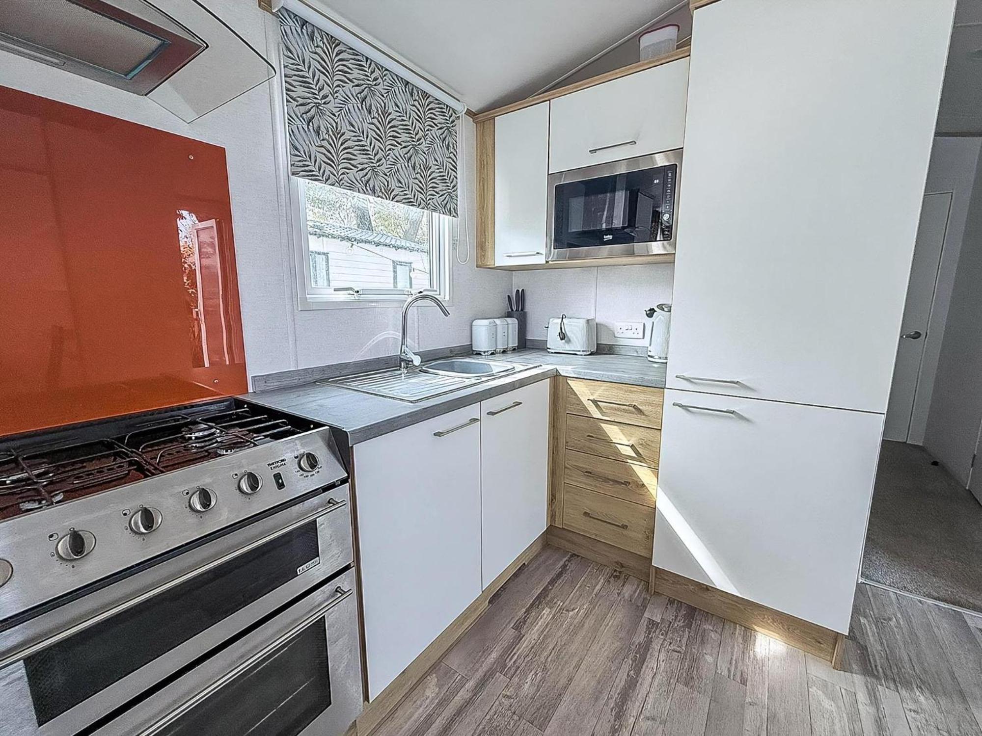 Beautiful Caravan With Decking At Azure Seas In Suffolk, Sleeps 6 Ref 32004Az Lowestoft Buitenkant foto