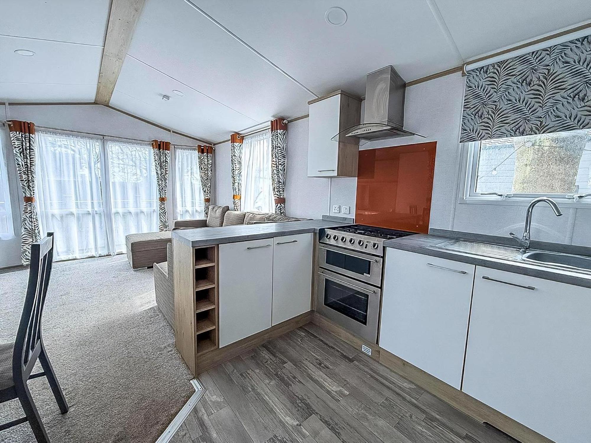 Beautiful Caravan With Decking At Azure Seas In Suffolk, Sleeps 6 Ref 32004Az Lowestoft Buitenkant foto