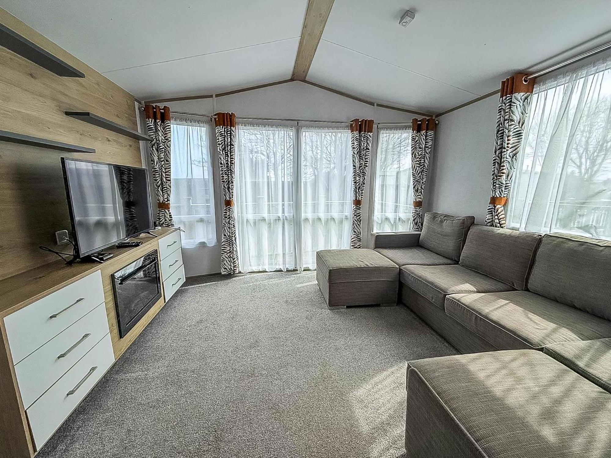 Beautiful Caravan With Decking At Azure Seas In Suffolk, Sleeps 6 Ref 32004Az Lowestoft Buitenkant foto