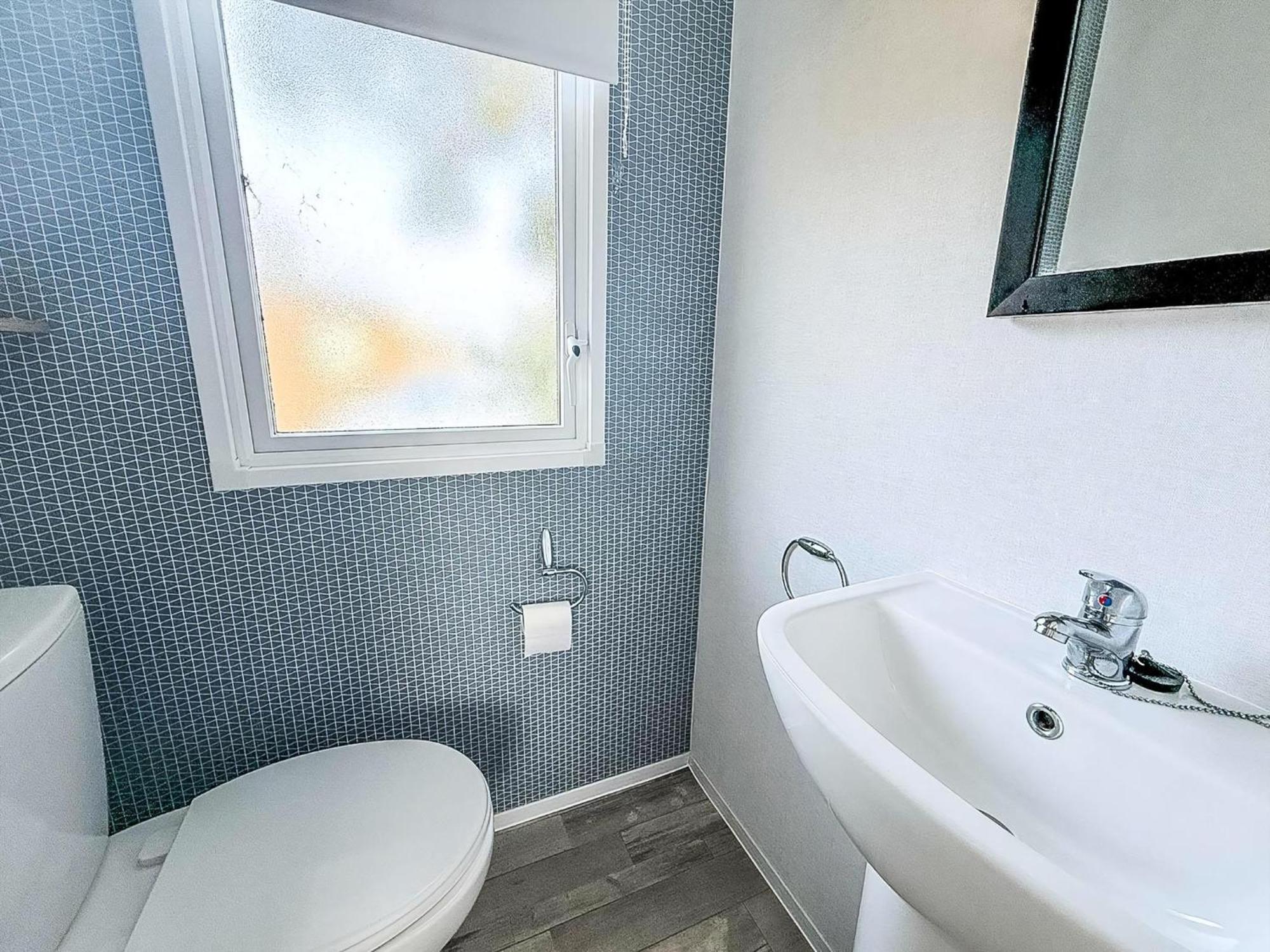 Beautiful Caravan With Decking At Azure Seas In Suffolk, Sleeps 6 Ref 32004Az Lowestoft Buitenkant foto