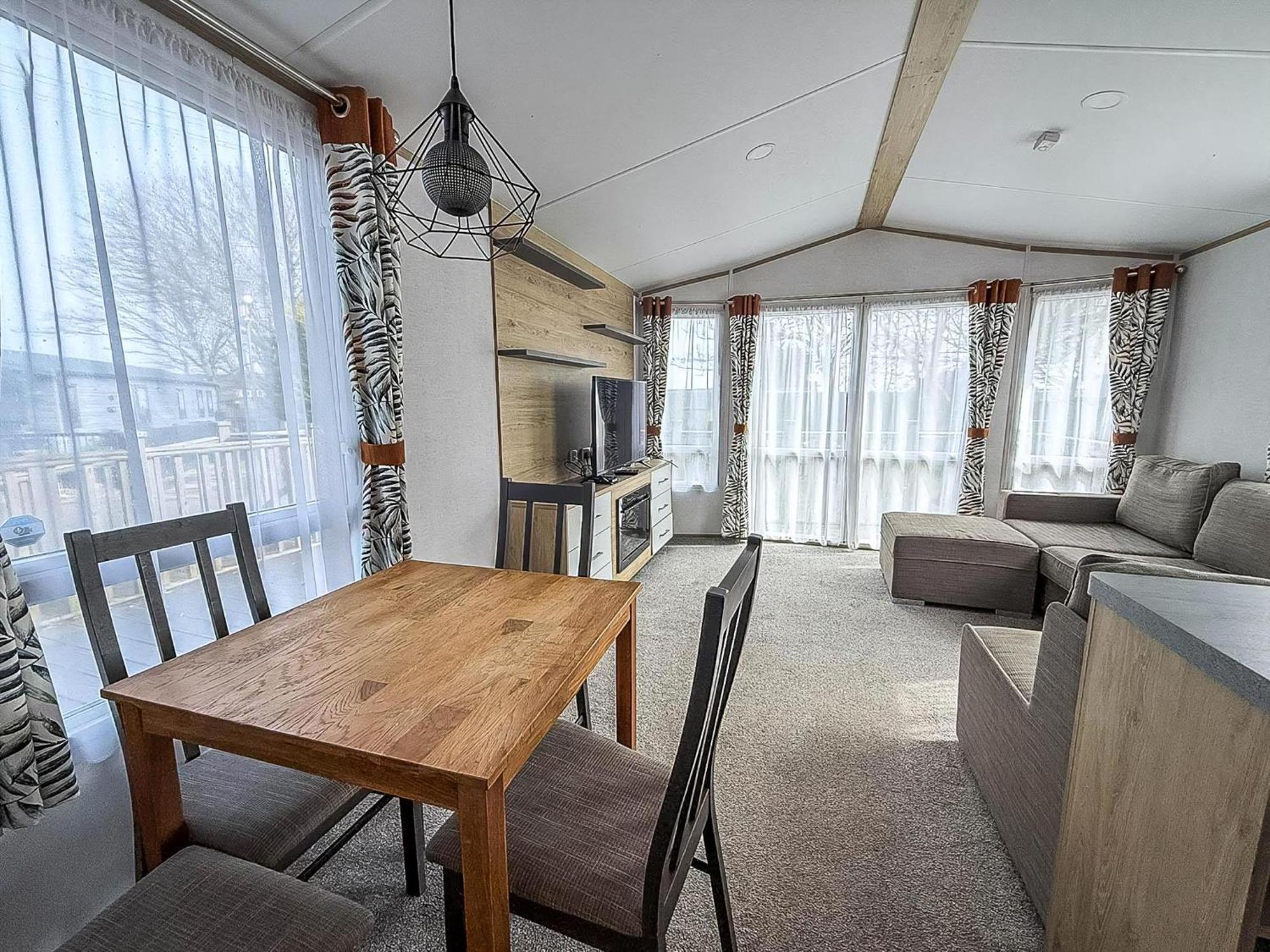 Beautiful Caravan With Decking At Azure Seas In Suffolk, Sleeps 6 Ref 32004Az Lowestoft Buitenkant foto